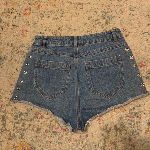 Honey Punch Denim Shorts with grommet detail—Size M - Picture 4 of 5